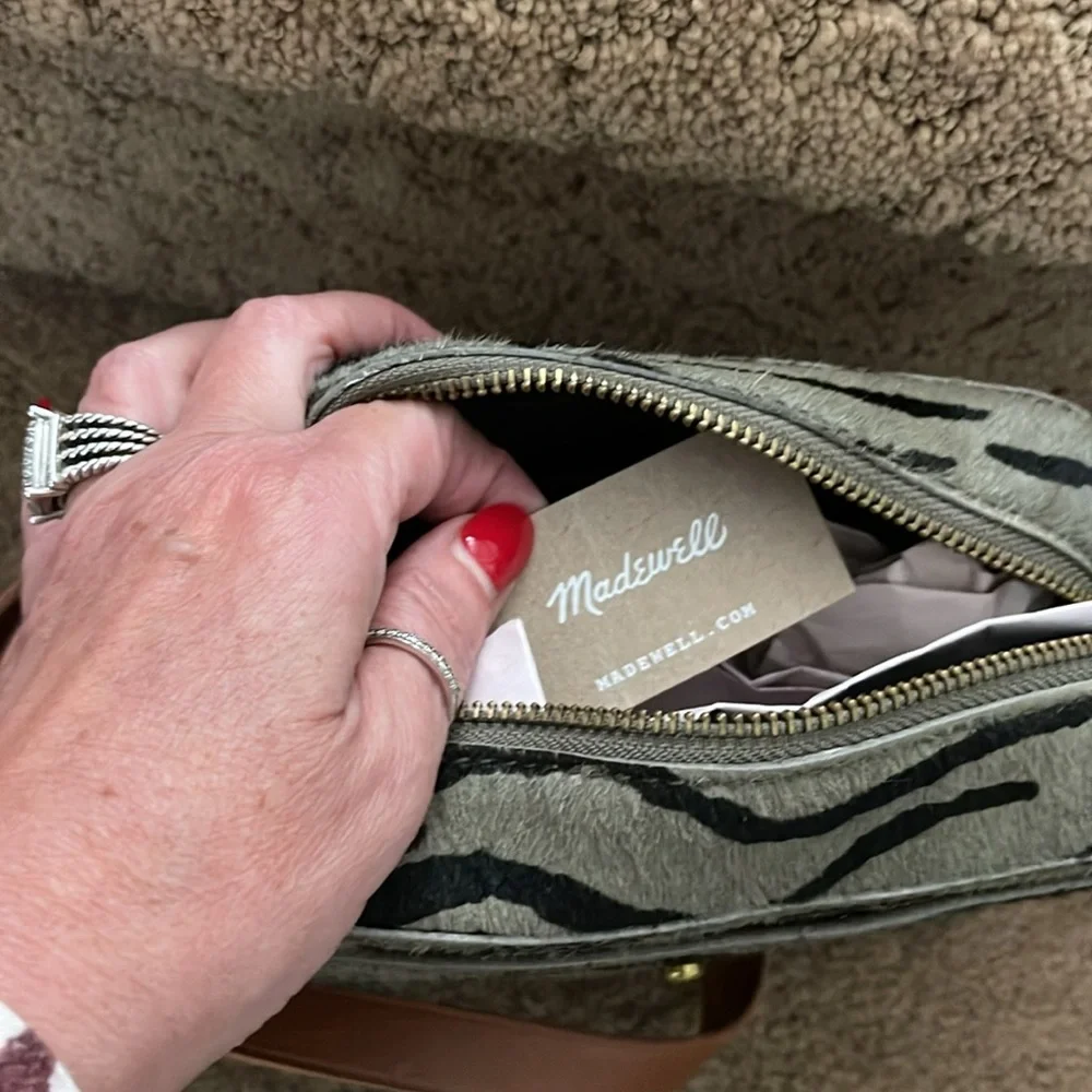 Madewell The Transport
Camera Bag: Tiger Calf Hair olive green NWT - Picture 7 of 7